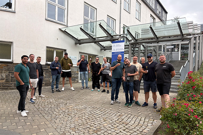 Foto: Männergruppe bei Grillen